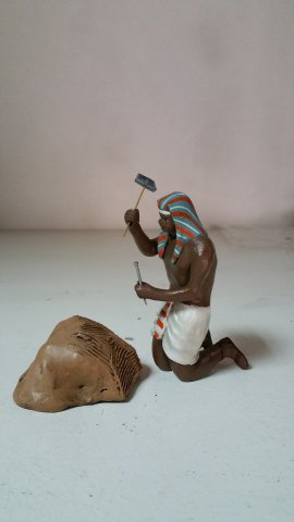 Egipcio picando piedra 12 CM