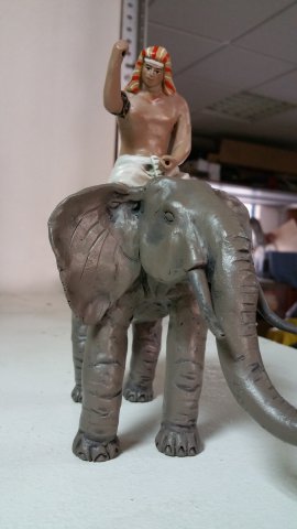 Egipcio con elefante. 12 CM